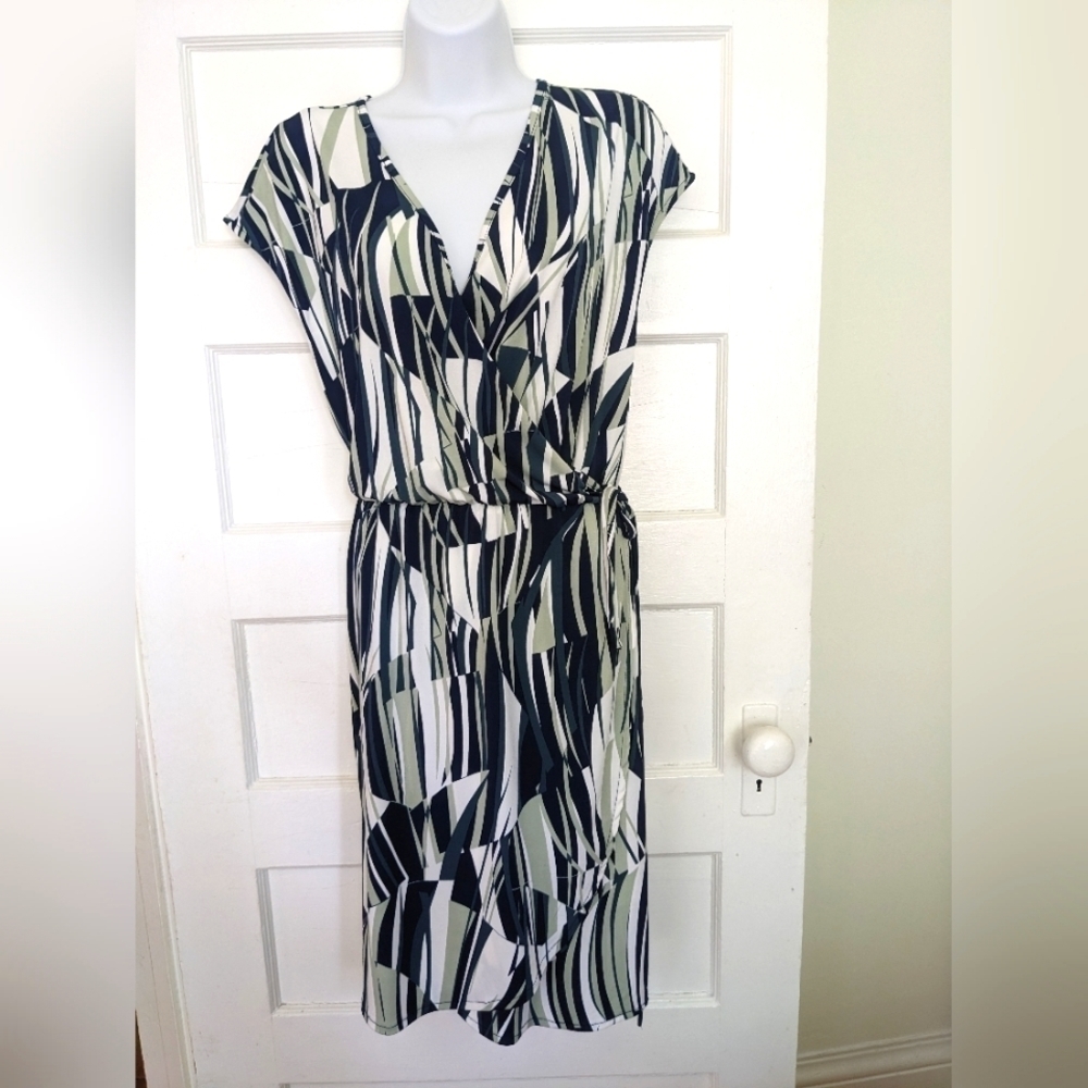 BANANA REPUBLIC GREEN WHITE & BLACK ABSTRACT SAFARI STYLE WRAP DRESS SIZ…